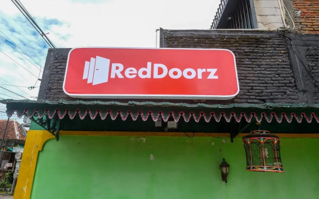 RedDoorz near Plengkung Gading