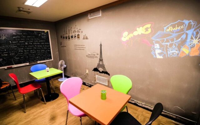 Kimchee Sinchon Guesthouse - Hostel