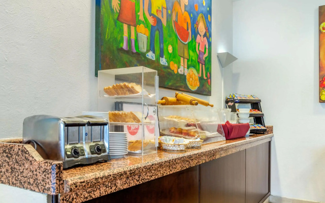 Quality Inn Monterrey La Fe