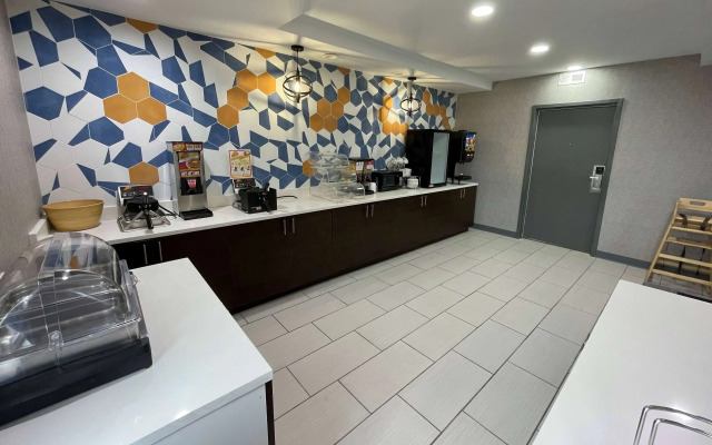 La Quinta Inn & Suites by Wyndham Fayetteville I-95
