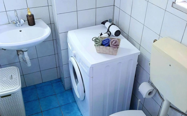 Crystal Cherry Apartment