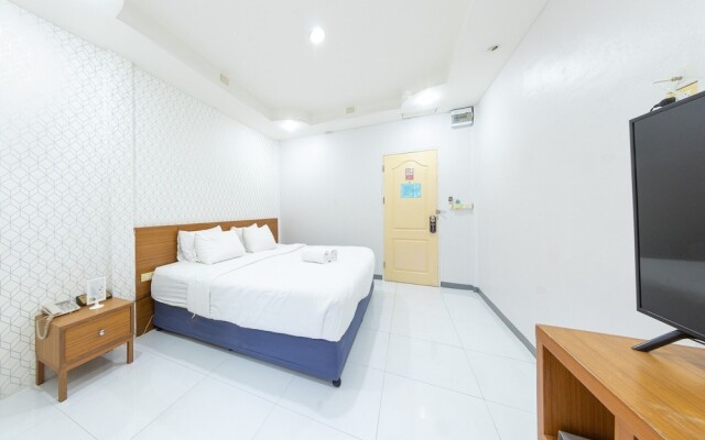 Bed by Tha-Pra Hotel and Apartment