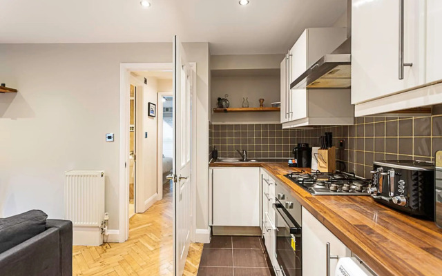 Cosy Garden Flat in Prestigious Residential Area