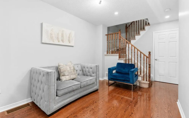 Contemporary 3BR Townhouse in Ajax Cozy Central