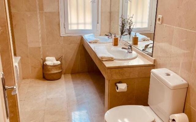 Newly renovated, Spacious, Bright Villa 5 minutes to the Beach