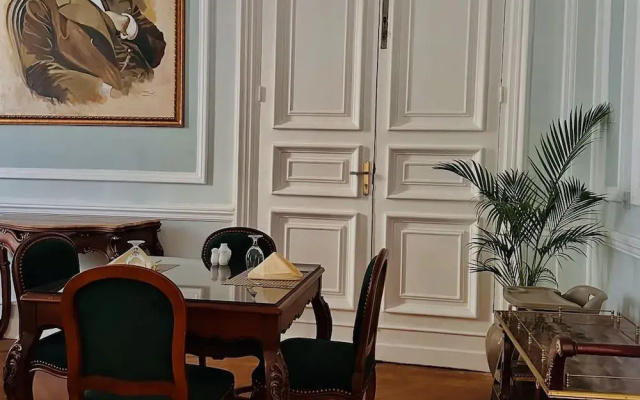 Maison Maxim De Lesseps