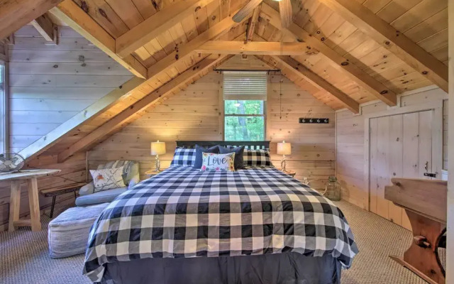 Treetop Hideout w/ Long-range Mountain Views!