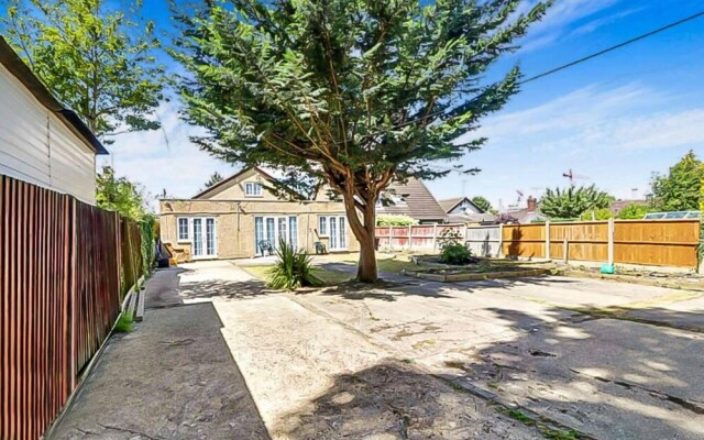 Stunning 7-bed Detached House in Luton With Parkin