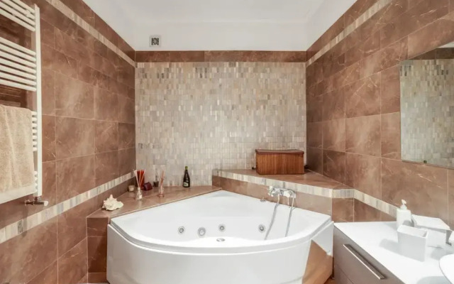 Stylish House with Hot Tub, Movies & Books