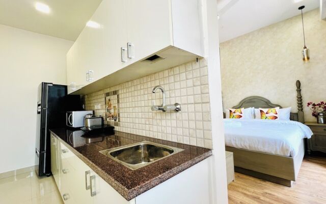 BluO Luxury Stay Medicity Balcony TubGym