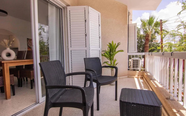 Phaedrus Living Nerina Modern City Flat