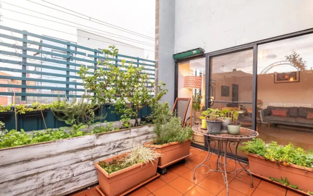 Spacious 2 Bedroom Apartment in Brunswick With Patio and Parking