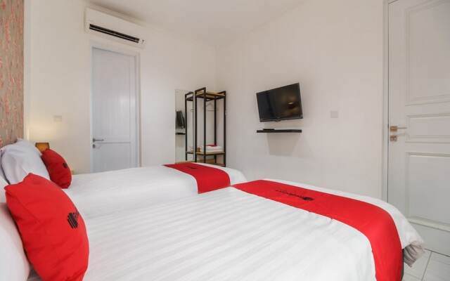 RedDoorz Plus near Exit Toll Puncak 2