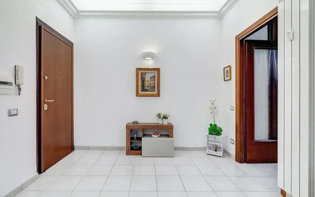 Cozy 2-Bedroom Flat with Balcony