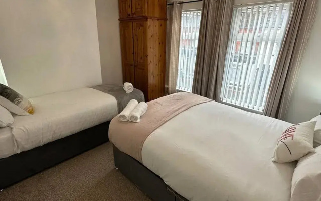2br Stylish Ormeau Road House
