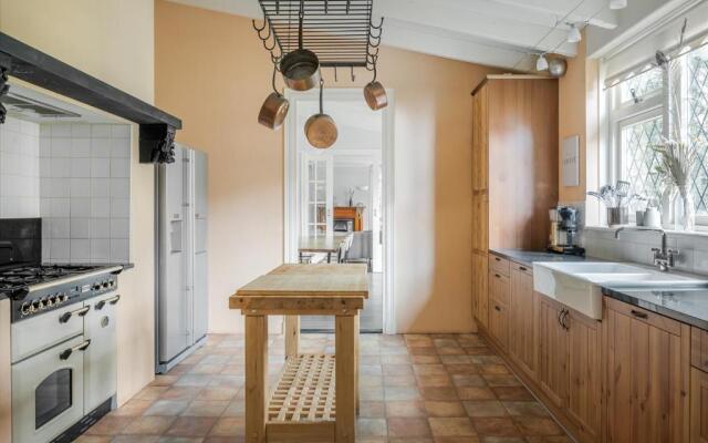 Beautiful English Villa With Hottub