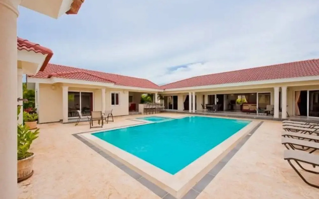 Privacy and Comfort Luxury 6 Bedroom Villa