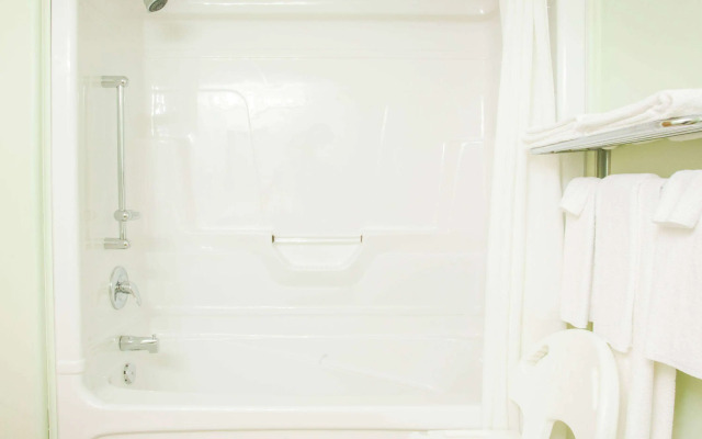 Super 8 by Wyndham Swan River MB