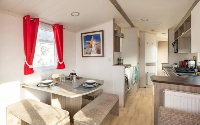 Lovely 2-bed Static Caravan in Rhyl