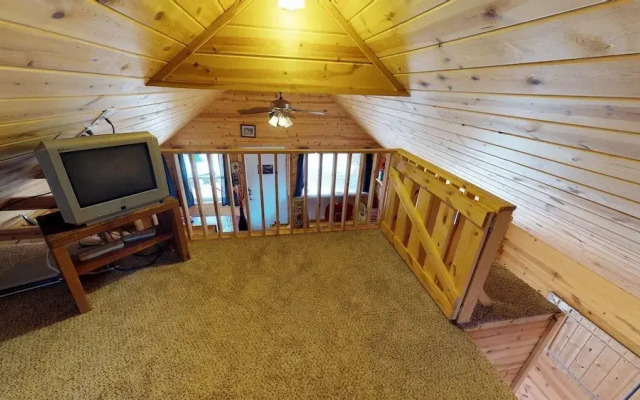 White Cabin Cozy Secluded Cabin