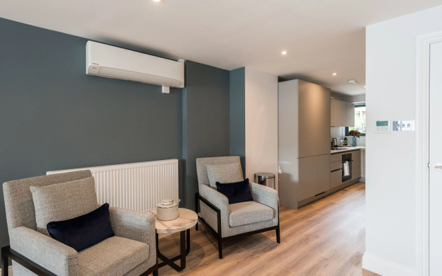 The Carlyle - Elegant Serviced Apartments