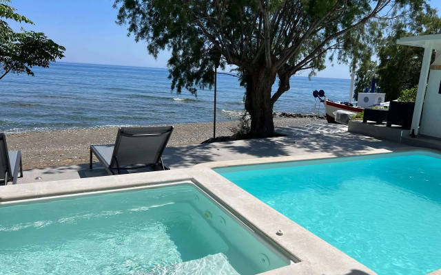 NIKKON LUXURY LIVING is a luxury private villa, in top of the sea.Enjoy LUXURY.