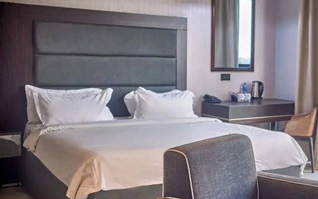 Tripod by Pedestal Hotel
