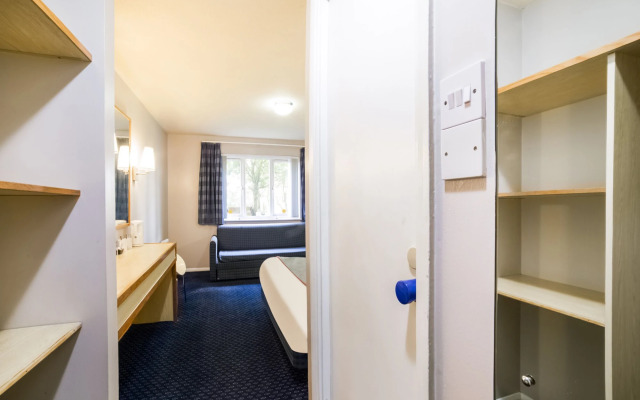 OYO Sunrise Hotel, A46 N Leicester