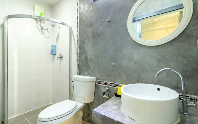 OYO 412 7 Days Hotel