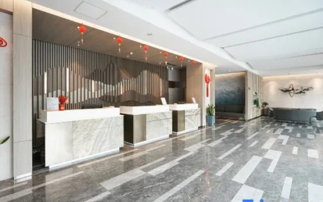 Versailles Hotel (Guilin Two Rivers and Four Lakes Railway Station Branch)