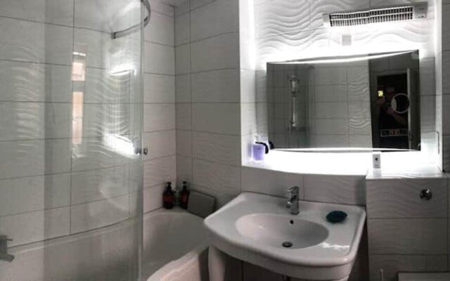 Inviting 5-bed House in London