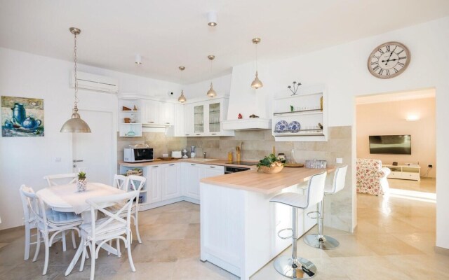 Nice Home in Brsecine With Wifi and 3 Bedrooms