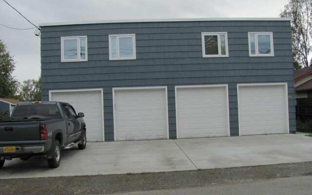 Downtown Log Cabin Hideaway Bed & Breakfast Inn Fairbanks | B&Bs
