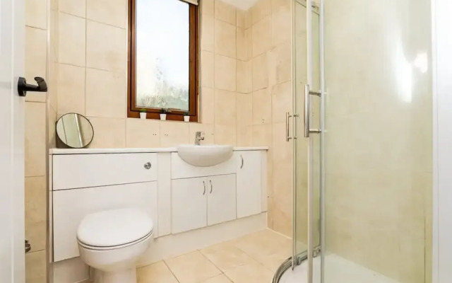 2 Bedroom Flat - Free Parking