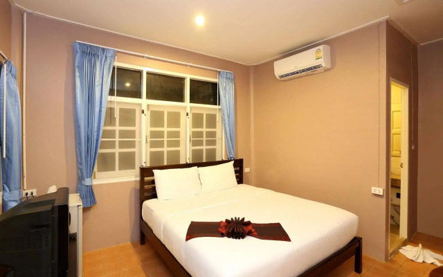 班卡沙滩俱乐部酒店(Bangrak Beach Club)