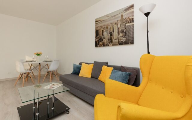Kopcińskiego Apartment Warsaw by Renters