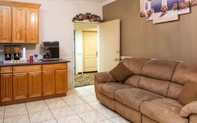Howard Johnson by Wyndham Bakersfield