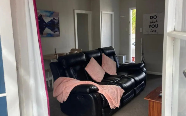 3-bedroom unit within walking distance to city