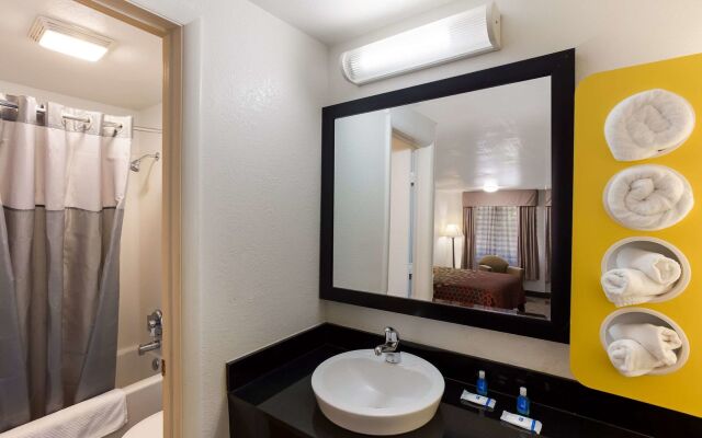 Motel 6 Cross Lanes, WV - Goff Mountain Rd