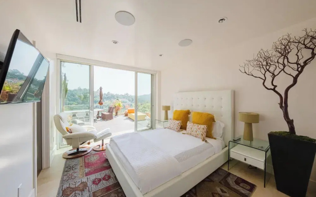 Zen Estate - Luxurious 5BR Beverly Hills Sanctuary With Pool & Canyon Views