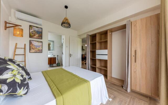 373 Wolmar Cosy and Modern Apartment- 200 metres from the Beach and Supermarkets and just next to Domaine de wolmar with views of deers and green natural park