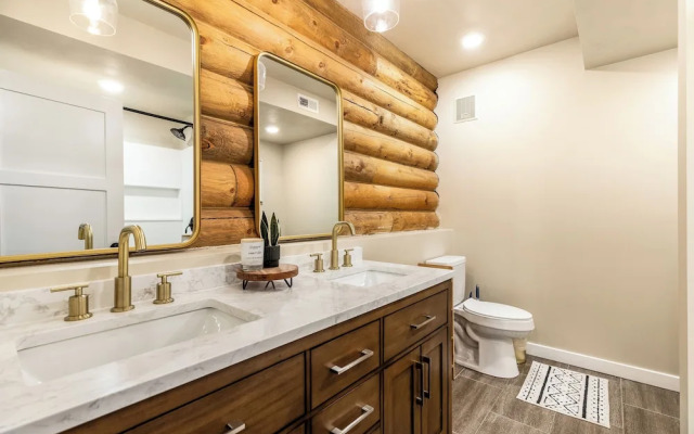 Lodge Hot Tub Dueling Basketball