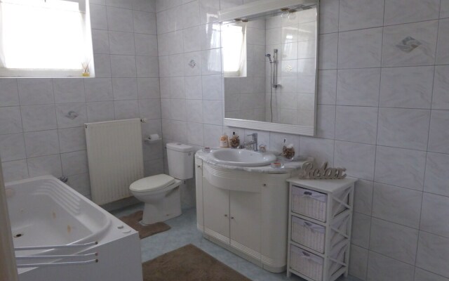 Hollik Apartmanhaz