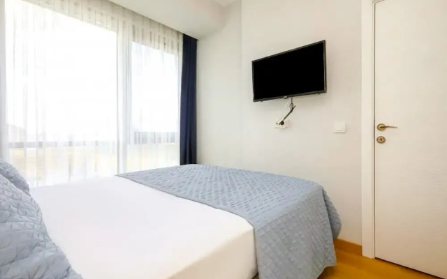 Business-friendly Res With Pool in Fikirtepe