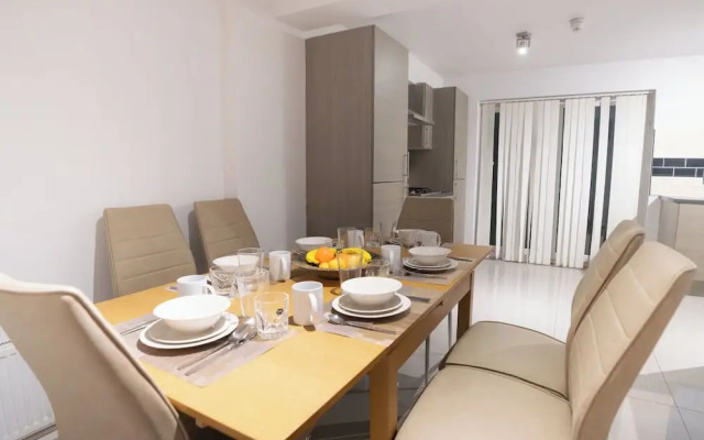 D'luxe 5 Beds Home in Isleworth London