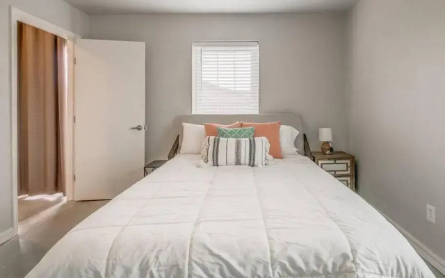 Cozy Condo Close to Everything