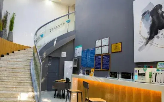Lanxi Light Luxury Cinema Hotel (Zunyi Ningbo Road Branch)
