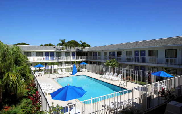 Motel 6 Lantana, FL