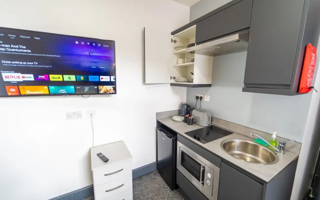 76 Bournbrook Road Equipped Studios Near QE
