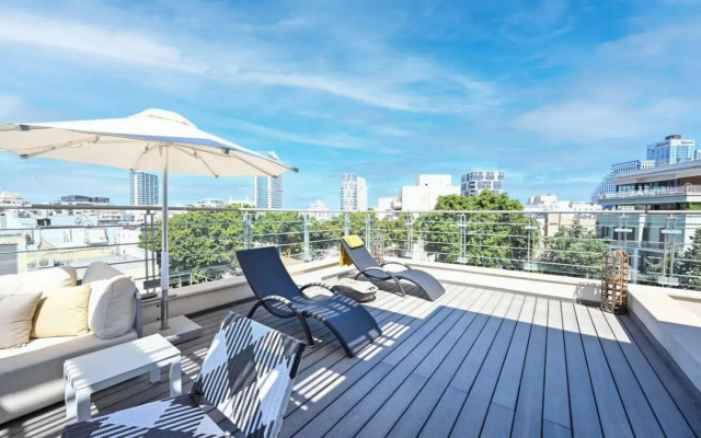 Sunny 3BR Penthouse near the Beach by HolyGuest